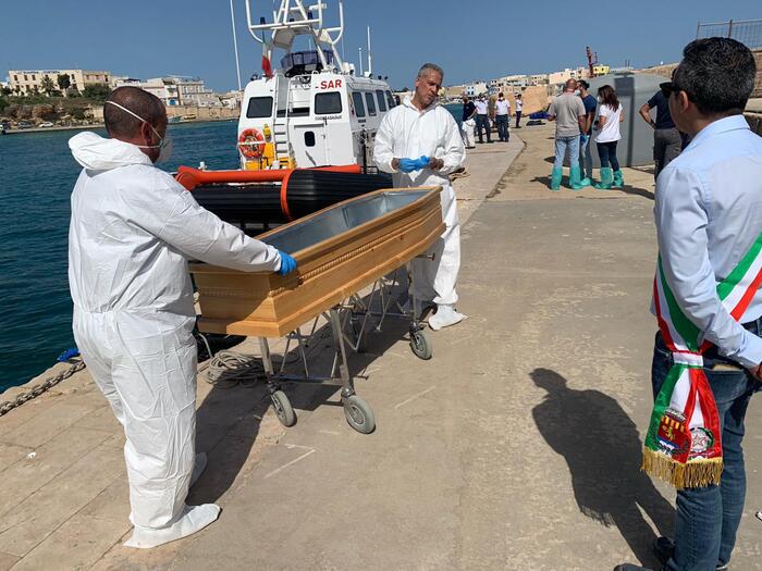 Sindaco di Lampedusa accoglie corpi degli 11 migranti morti