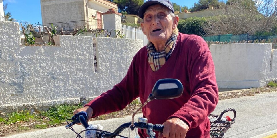 Marsala, Ciccio 'u piscaturi festeggia i 100 anni a spasso sulla bici