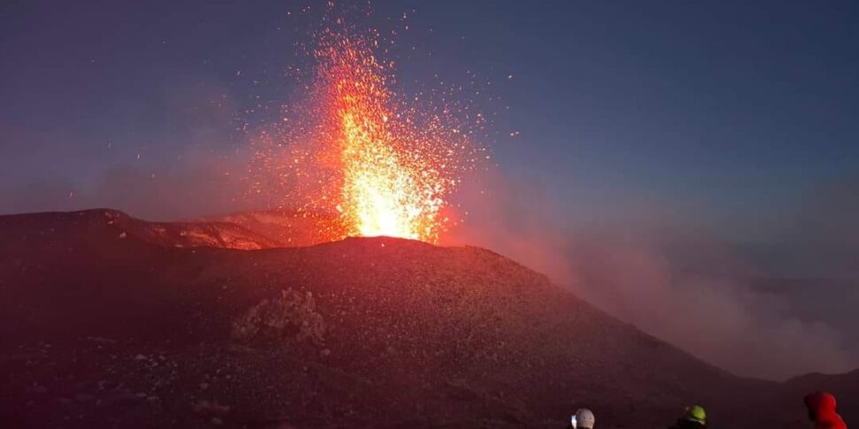L'Etna torna a ruggire, le foto spettacolari della nuova eruzione