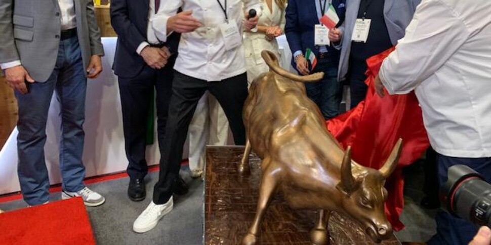 Fiasconaro a New York con il Toro di Wall Street di cioccolato: l'omaggio allo scultore Arturo di Modica