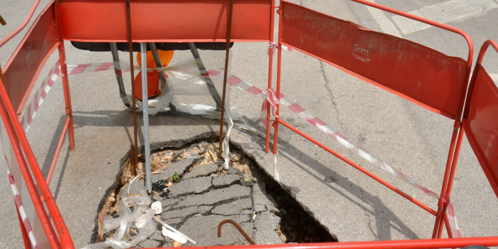 Le strade di Palermo a pezzi, Lagalla: «Dopo 20 anni le ripareremo»