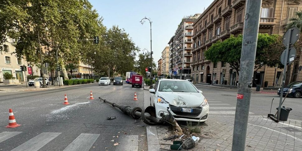 Palermo, auto fuori controllo abbatte un palo della luce: sfondato un autobus