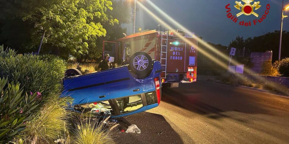 Palermo, auto si ribalta in via Lanza di Scalea: due giovani feriti in ospedale