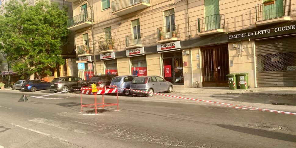 Palermo, la buca sull'asfalto in via Lincoln riappare dopo 15 giorni: zona transennata