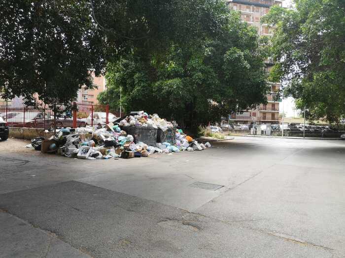 Palermo, strade invase dai rifiuti