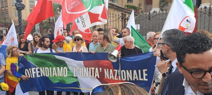 Protesta opposizioni a Palermo, 'difendiamo l'unità nazionale'