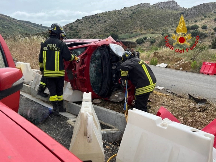 Resta incastrato nell'auto, soccorso dai vigili del fuoco