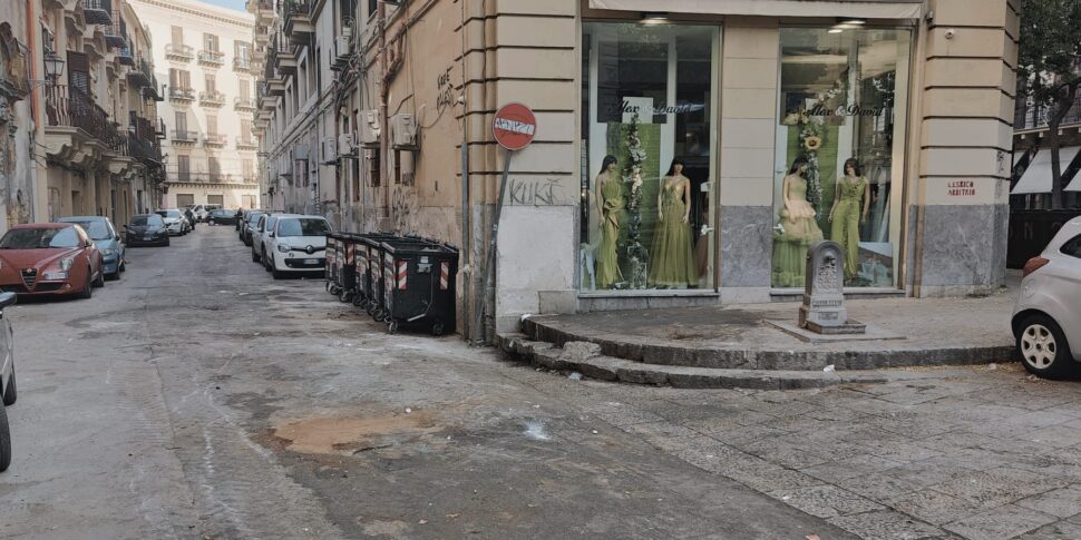 Palermo, la Rap in azione: ripulito lo spazio accanto alla vetrina del negozio di abiti da sposa di via Roma