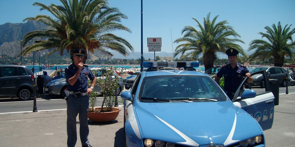 Palermo, coppia di turisti portoghesi rapinata in piazza a Mondello