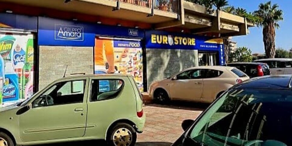 Paura per una rapina in un supermercato a Giarre, dipendenti minacciati con una pistola