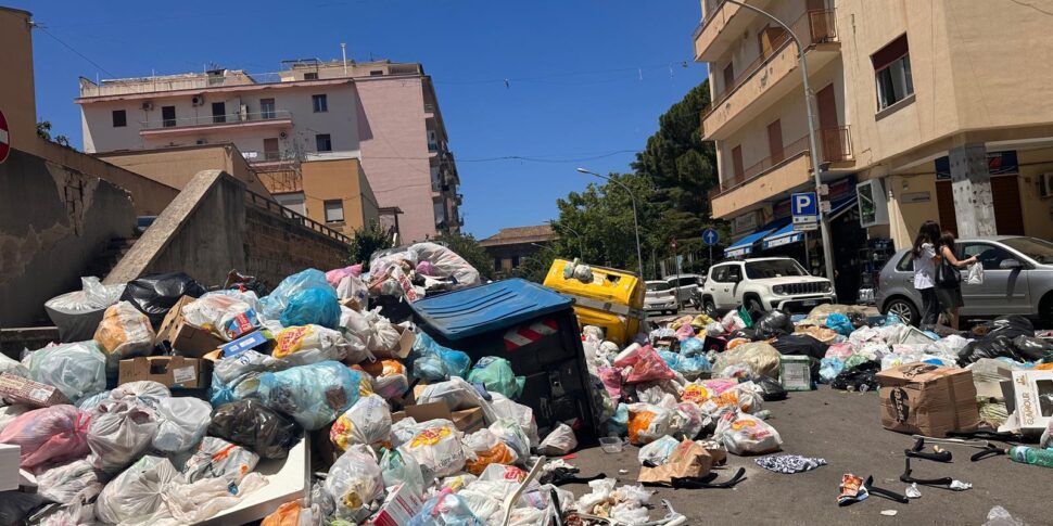 Emergenza rifiuti a Palermo, roghi continui e un incendio danneggia un negozio