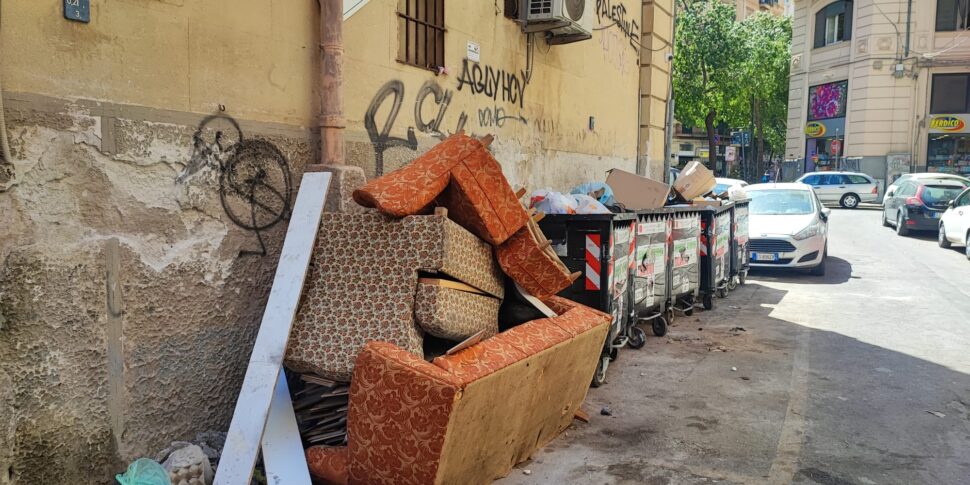 Palermo, ancora rifiuti in via Roma: strada trasformata in discarica nonostante le proteste