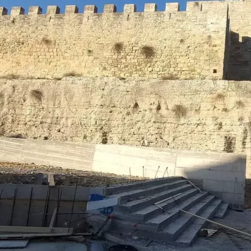 Enna, muro e scala in cemento nel Castello di Lombardia: è polemica