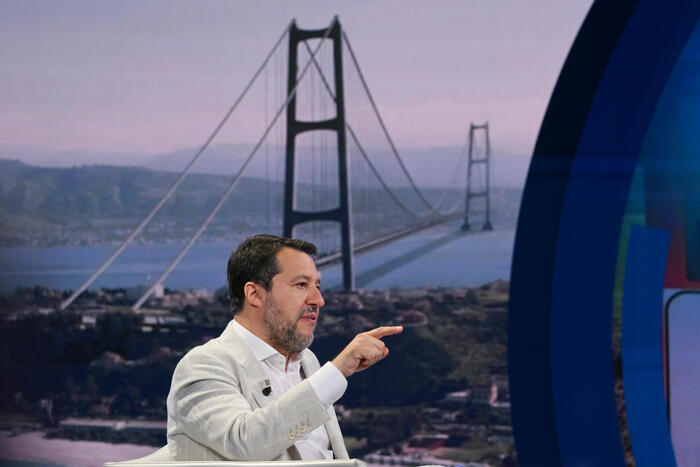 Salvini, da 50 anni siciliani non hanno il ponte e il resto