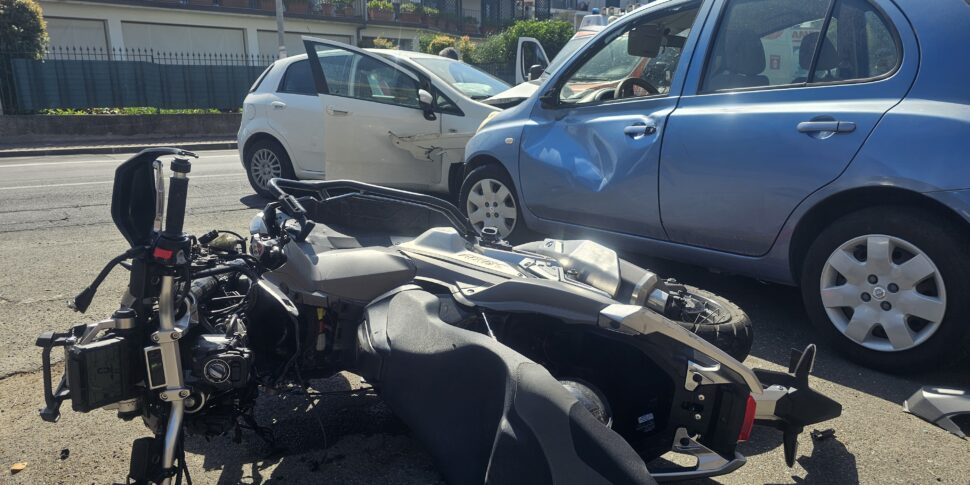 Moto contro auto a Carlentini: ventottenne in ospedale in prognosi riservata