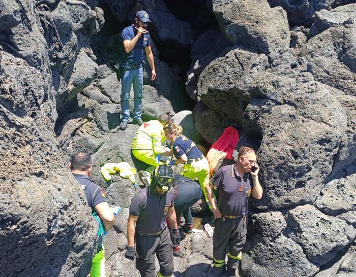 Sedicenne cade sugli scogli a Catania, portato in ospedale