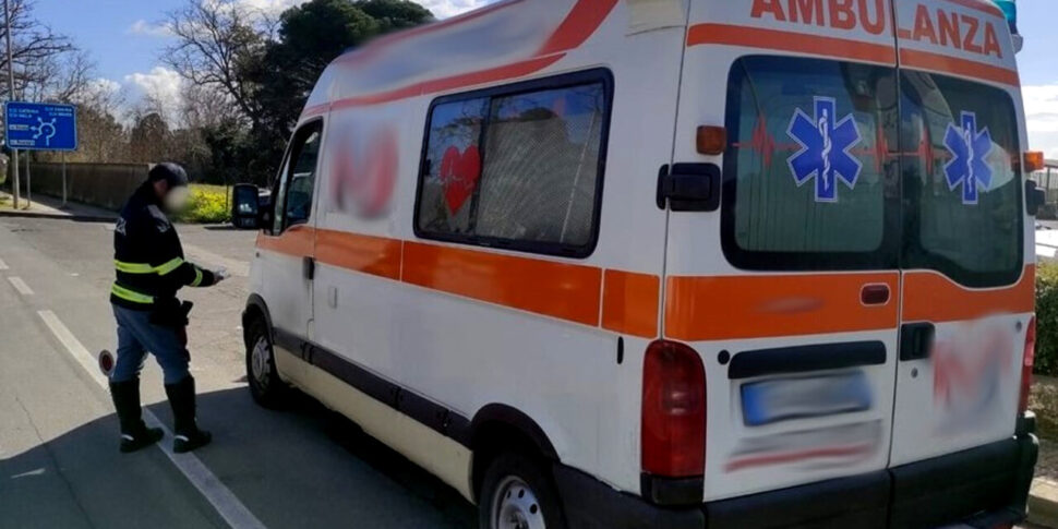 Caltagirone, sequestrata un'ambulanza privata: scattano due denunce