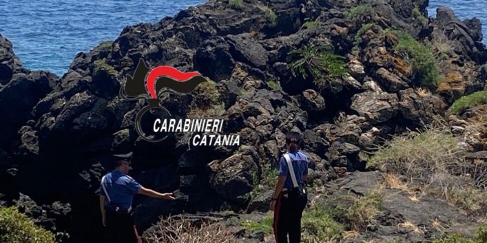 Aci Castello, tenta di abusare di una bagnante sulla scogliera: arrestato sessantanovenne