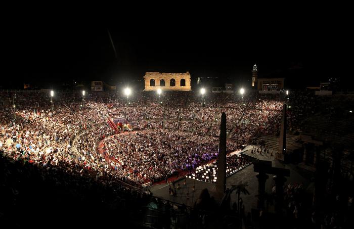 Anche orchestrali e coro teatro Massimo all'Arena di Verona