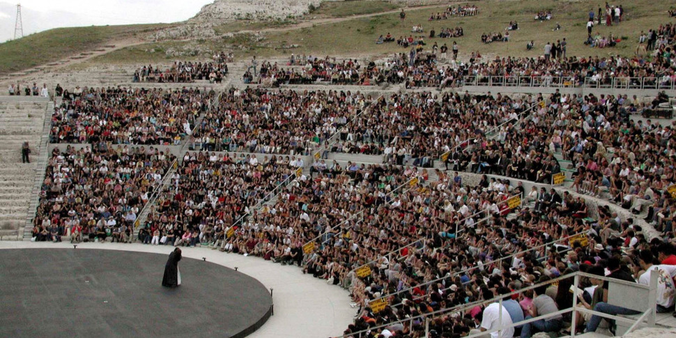 Siracusa, con Aiace in scena ... anche alcuni topolini: attimi di panico tra il pubblico