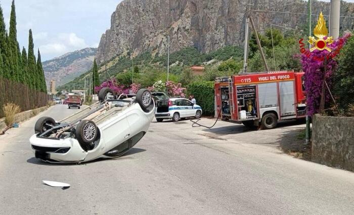 Auto cappottata nel Palermitano, intervento dei pompieri