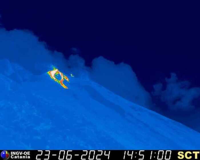 Stromboli: Ingv, intensa attività di spattering e colata