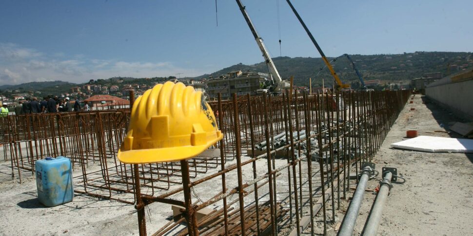 Incidente sul lavoro a Campofelice di Roccella: un operaio cade da un’impalcatura e muore