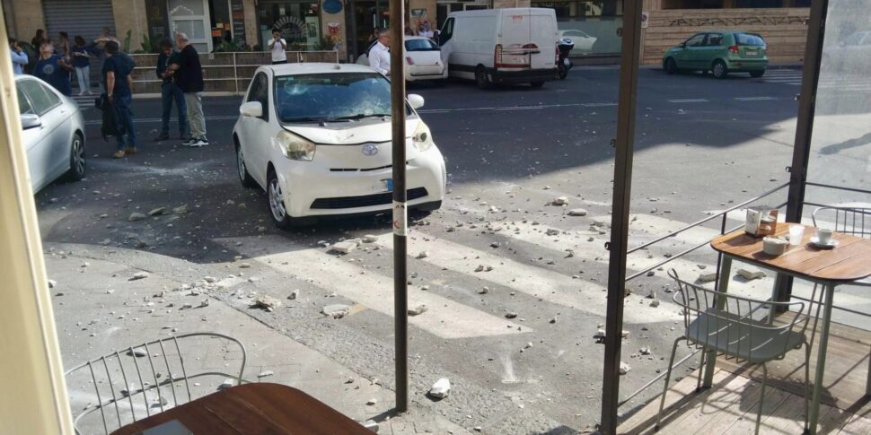 Tragedia sfiorata a Catania: cadono calcinacci da un palazzo, colpite due auto