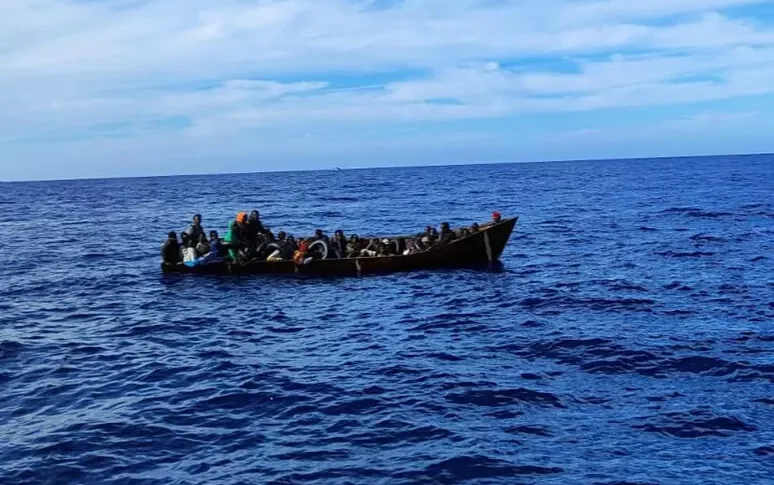 La strage di migranti nel Mediterraneo, nella notte giunti a Lampedusa i dieci cadaveri trovati nella stiva del barcone