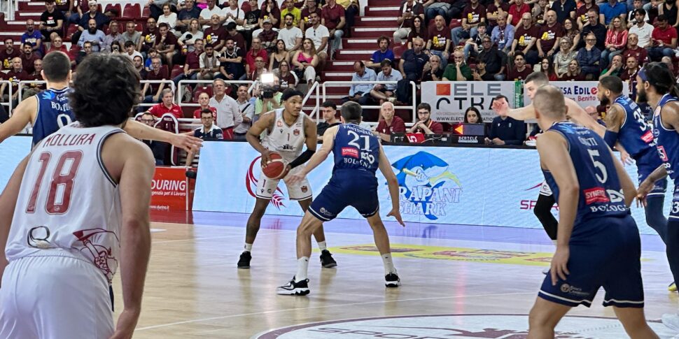 Basket, Trapani Shark concede il bis con Bologna e vola sul 2-0