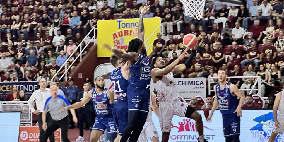 Basket, per Trapani buona la prima: la Shark trascinata da Notae supera la Fortitudo Bologna in gara-1