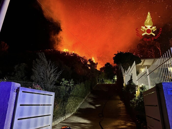 Vigili del fuoco domano incendio a Messina dopo ore