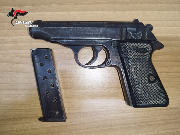 In giro con pistola e 100 grammi di cocaina, arrestato