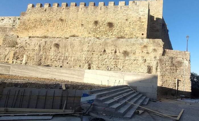 Muro e scala in cemento nel Castello di Lombardia, polemica