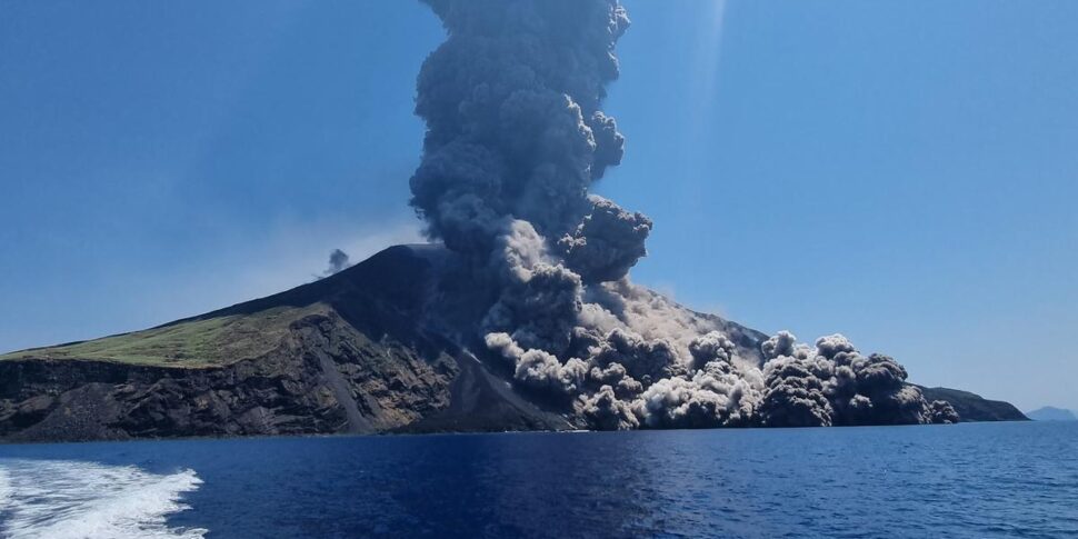 Stromboli il giorno dopo la grande eruzione, la Protezione civile conferma il livello di allerta rosso