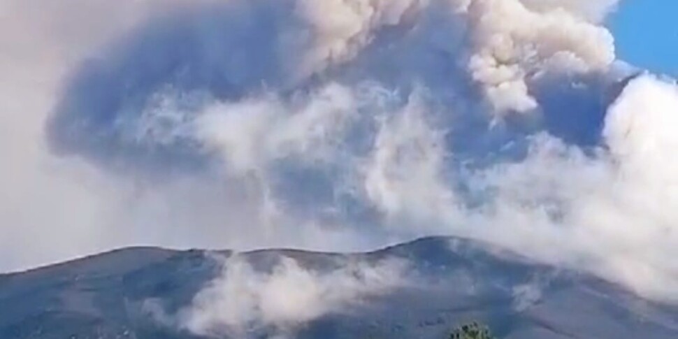 Allerta gialla sull'Etna, cenere vulcanica su Zafferana e Catania: chiuso un settore dell'aeroporto di Fontanarossa