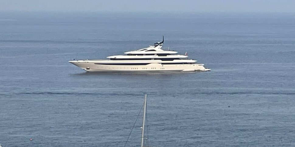 A Panarea arriva uno yacht di cento metri, ma non è quello di Zuckerberg