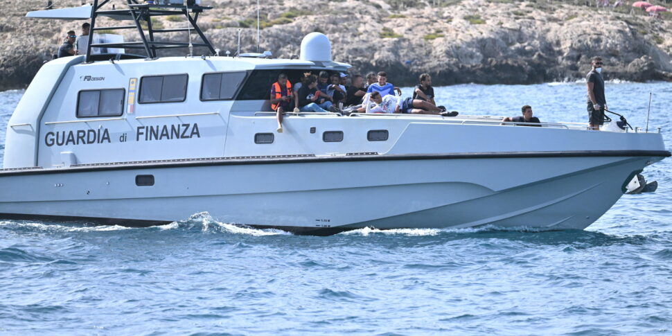 Sbarco di migranti a Lampedusa, arrivano 111 persone soccorse dalla Humanity