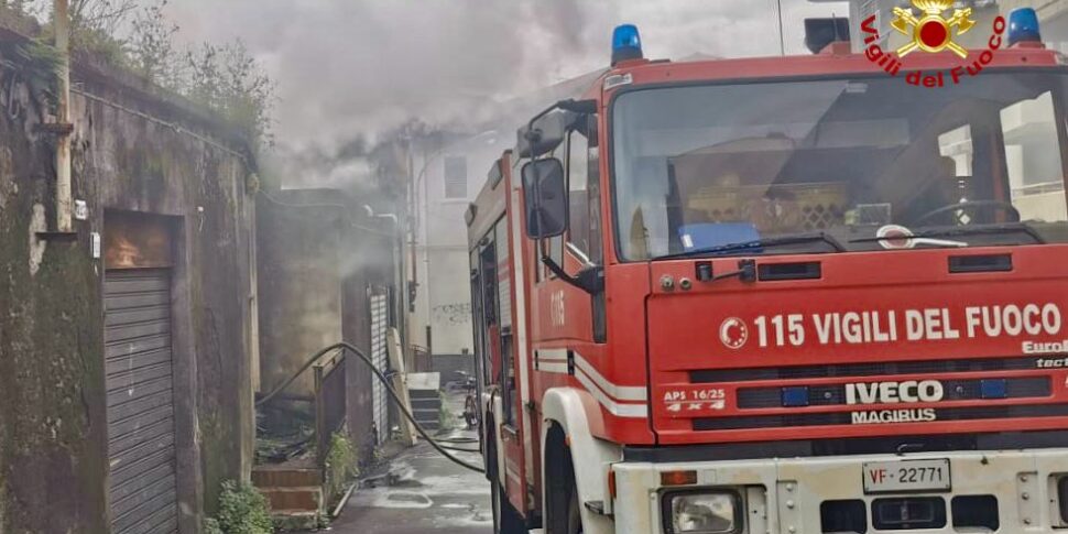 Incendiate due auto abbandonate a Lampedusa, indagano i carabinieri