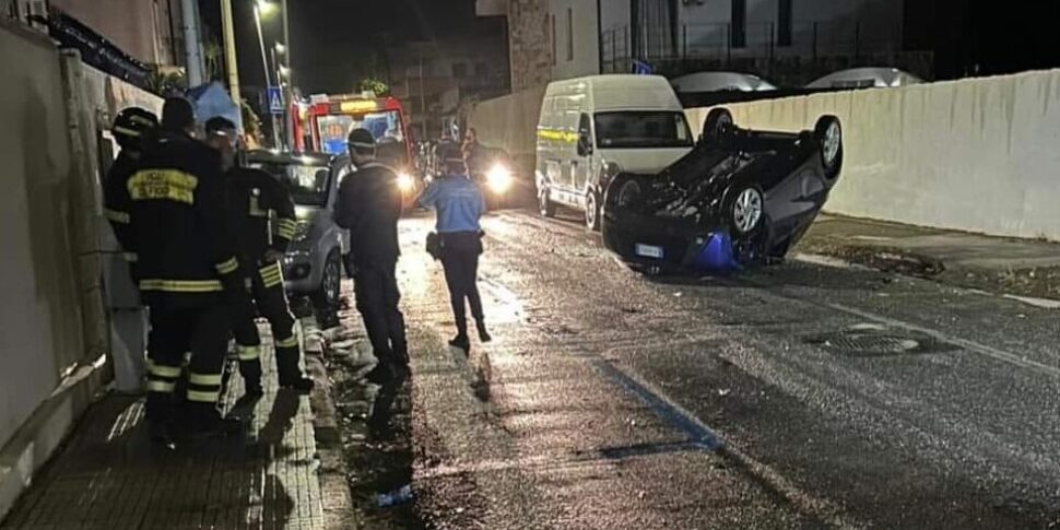 Incidente a Messina: un'auto si ribalta a Torre Faro, due persone ferite