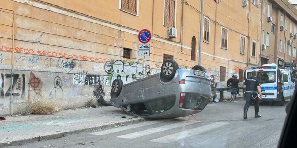 Incidente a Palermo: auto sbanda, si ribalta e finisce sul marciapiede