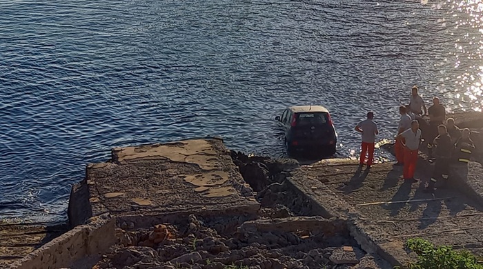 Auto in mare a Sferracavallo, recuperata dai pompieri