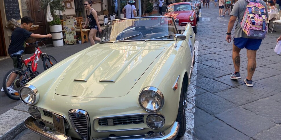 Auto storiche in passerella, sfilata per le strade di Lipari