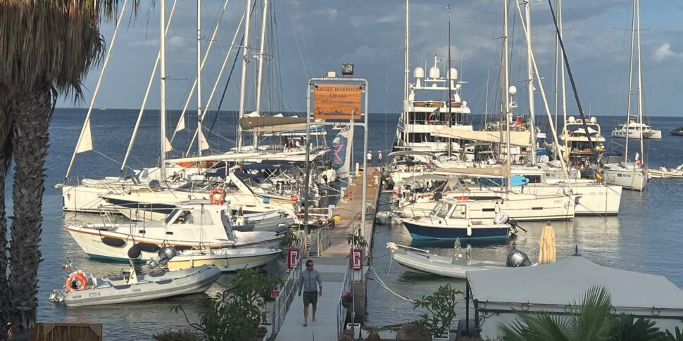 Barche in massa alle Eolie: primo tutto esaurito sui pontili galleggianti di Lipari