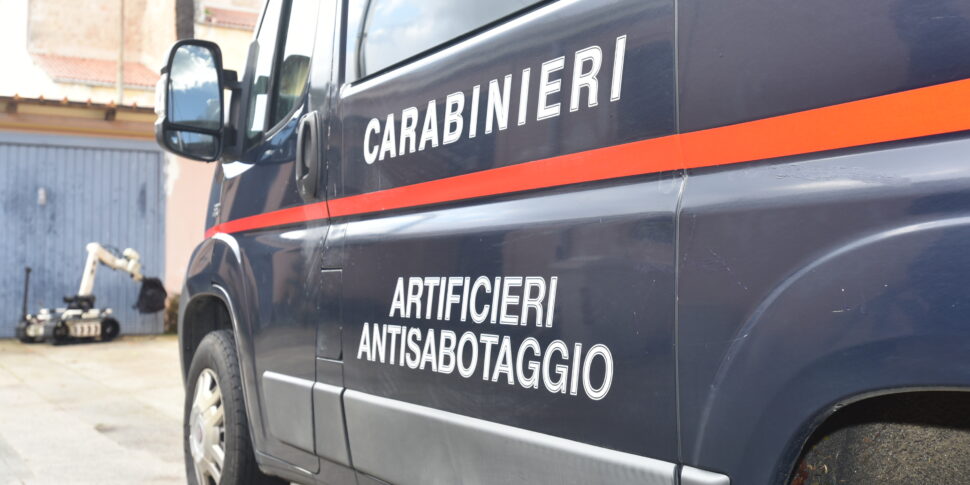 Bomba a mano trovata in un palazzo in ristrutturazione a Palermo