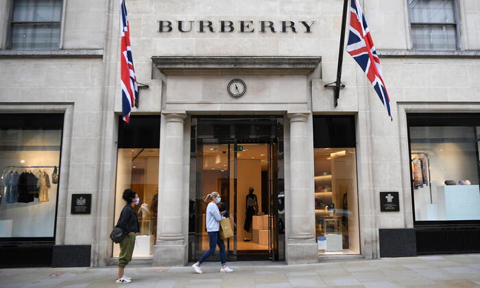 Burberry, primo trimestre deludente, sospende i dividendi