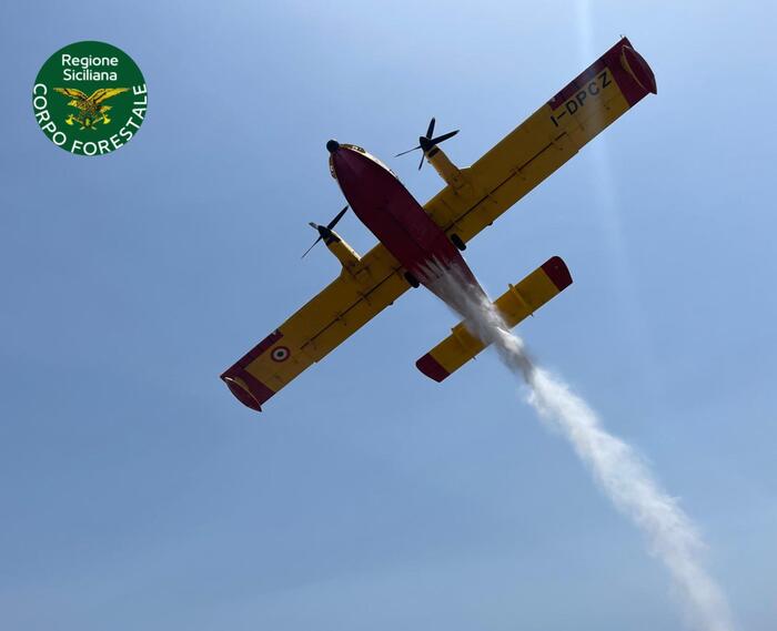 Undici incendi in Sicilia, Canadair in azione