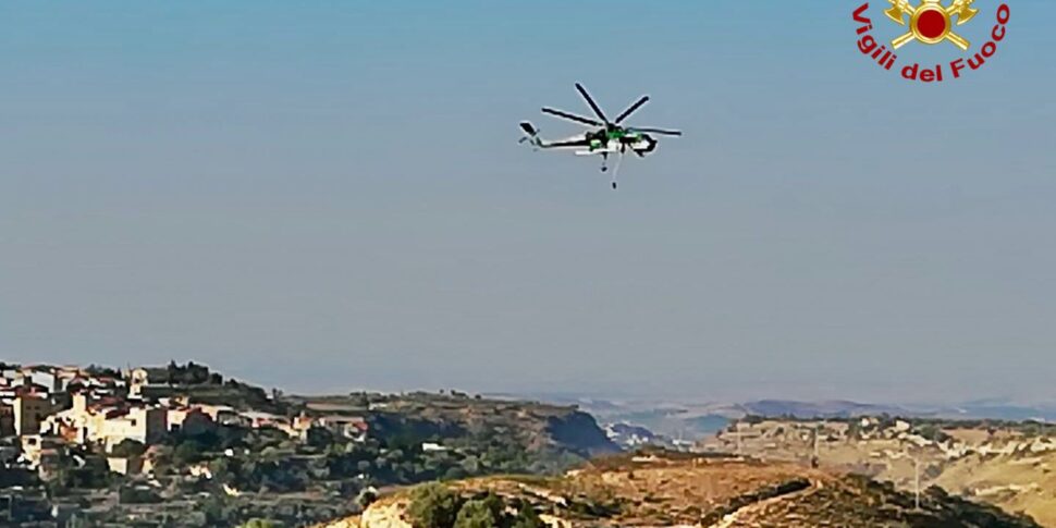 A fuoco venti ettari di sterpaglie e macchia mediterranea a Militello Val di Catania: Canadair in azione