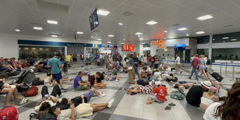 Caos negli aeroporti italiani per il tilt informatico, a Palermo cancellati tre voli