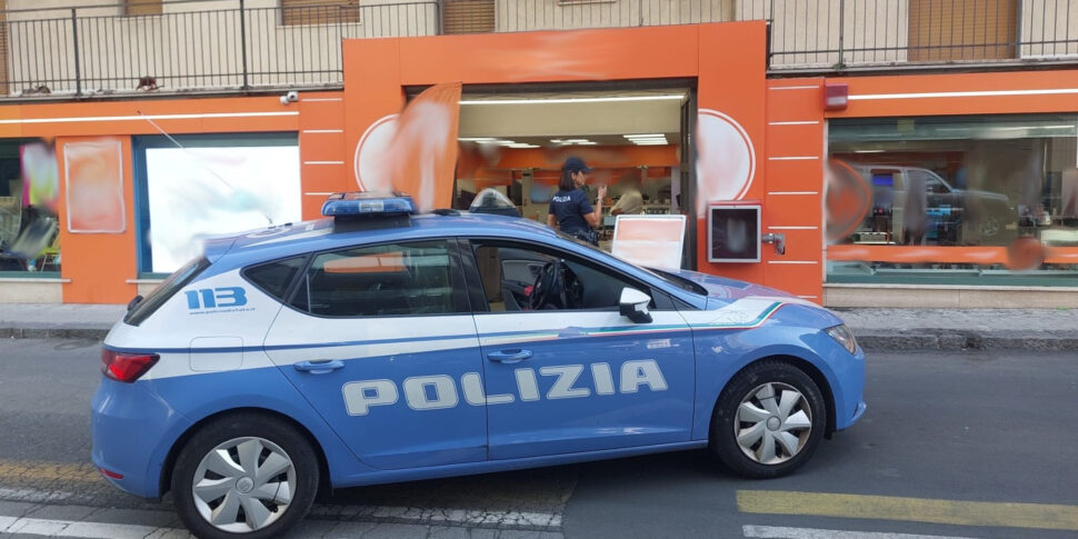 Catania, i clienti di un negozio bloccano un rapinatore